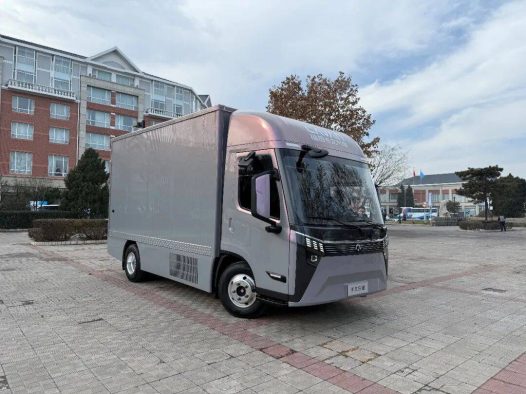 五十铃KV800：进口动力加持下的厢旅车新典范